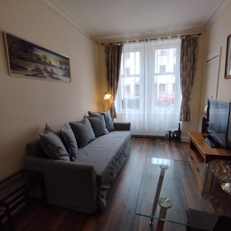 2 Bedrooms Flat Central Edinburgh, Sleeps 6, In The Shadow Of Holyrood Park And Arthur'S Seat With Free Parking, Two Bed Rooms エクステリア 写真