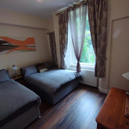 2 Bedrooms Flat Central Edinburgh, Sleeps 6, In The Shadow Of Holyrood Park And Arthur'S Seat With Free Parking, Two Bed Rooms エクステリア 写真