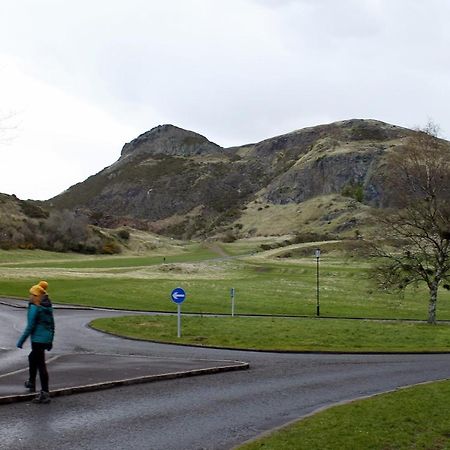 2 Bedrooms Flat Central Edinburgh, Sleeps 6, In The Shadow Of Holyrood Park And Arthur'S Seat With Free Parking, Two Bed Rooms エクステリア 写真