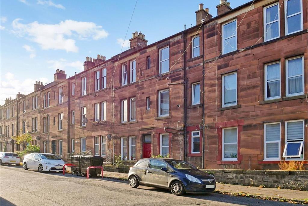 2 Bedrooms Flat Central Edinburgh, Sleeps 6, In The Shadow Of Holyrood Park And Arthur'S Seat With Free Parking, Two Bed Rooms エクステリア 写真