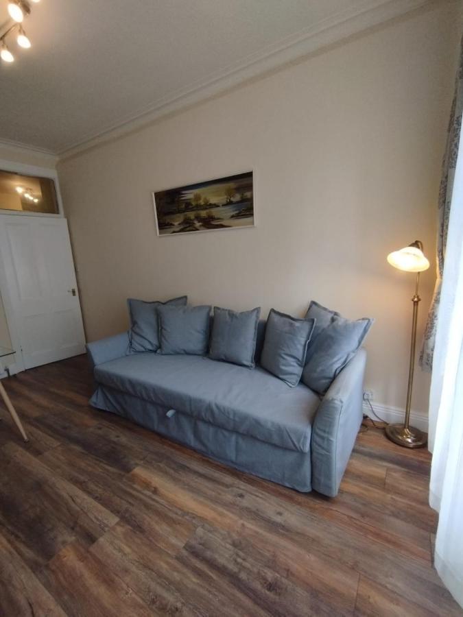 2 Bedrooms Flat Central Edinburgh, Sleeps 6, In The Shadow Of Holyrood Park And Arthur'S Seat With Free Parking, Two Bed Rooms エクステリア 写真