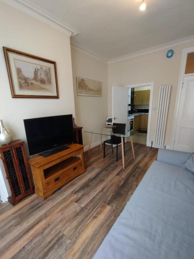 2 Bedrooms Flat Central Edinburgh, Sleeps 6, In The Shadow Of Holyrood Park And Arthur'S Seat With Free Parking, Two Bed Rooms エクステリア 写真