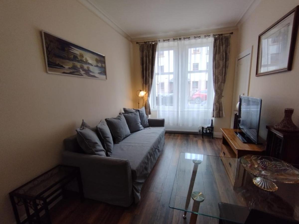 2 Bedrooms Flat Central Edinburgh, Sleeps 6, In The Shadow Of Holyrood Park And Arthur'S Seat With Free Parking, Two Bed Rooms エクステリア 写真