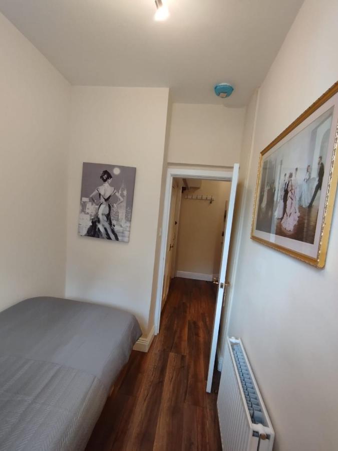 2 Bedrooms Flat Central Edinburgh, Sleeps 6, In The Shadow Of Holyrood Park And Arthur'S Seat With Free Parking, Two Bed Rooms エクステリア 写真