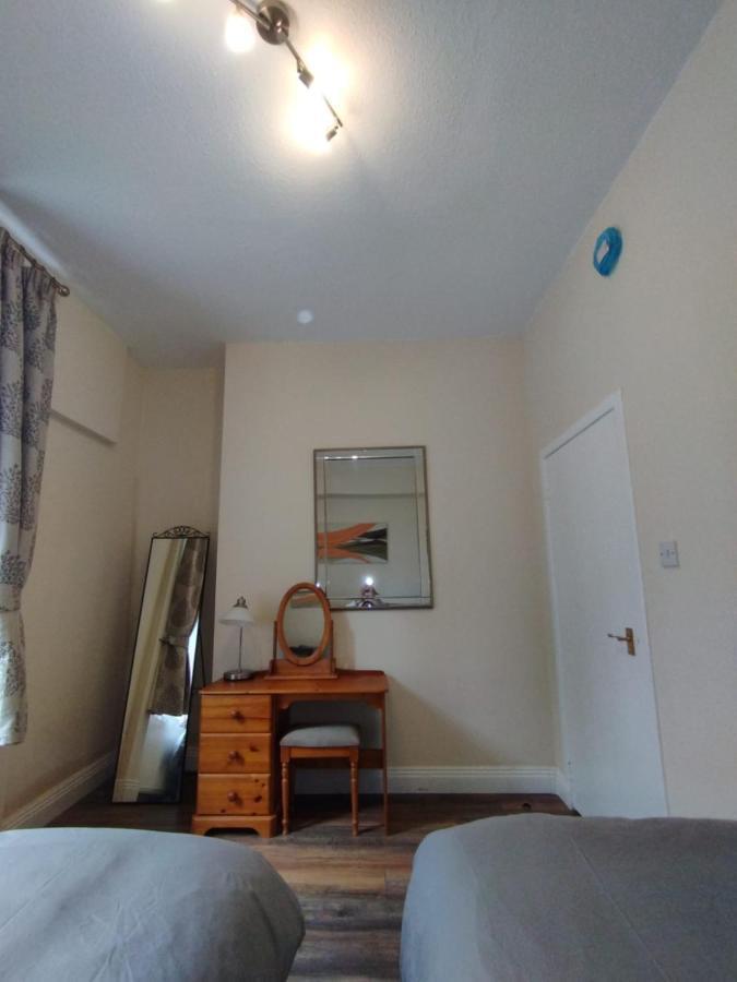 2 Bedrooms Flat Central Edinburgh, Sleeps 6, In The Shadow Of Holyrood Park And Arthur'S Seat With Free Parking, Two Bed Rooms エクステリア 写真