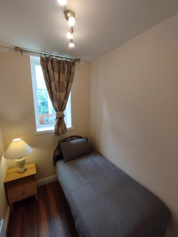 2 Bedrooms Flat Central Edinburgh, Sleeps 6, In The Shadow Of Holyrood Park And Arthur'S Seat With Free Parking, Two Bed Rooms エクステリア 写真