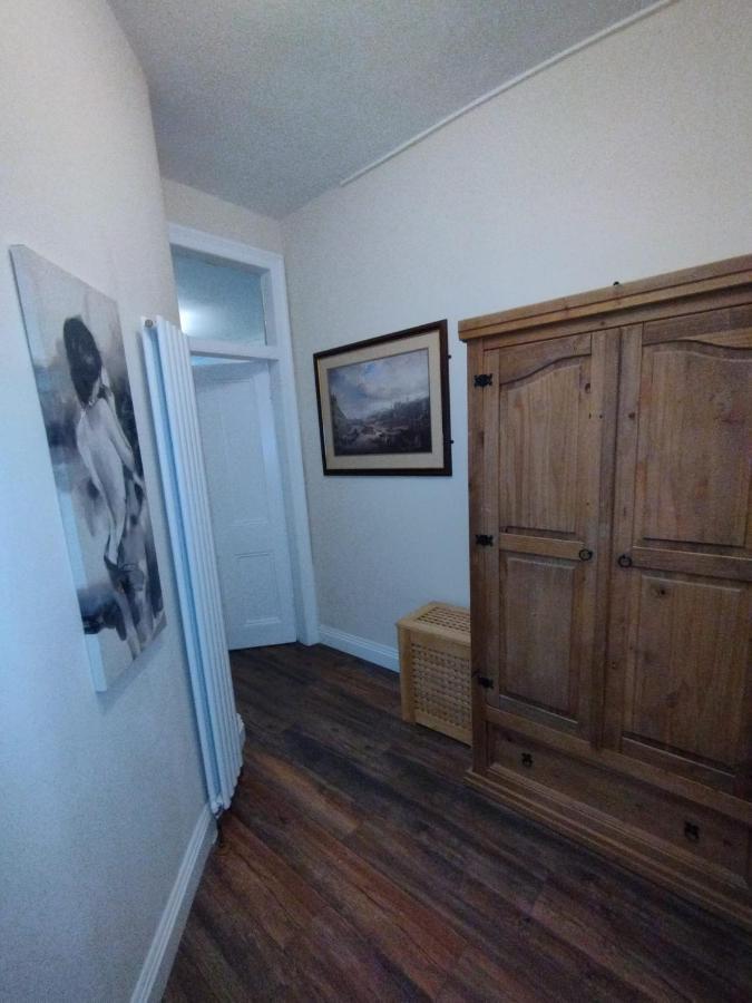 2 Bedrooms Flat Central Edinburgh, Sleeps 6, In The Shadow Of Holyrood Park And Arthur'S Seat With Free Parking, Two Bed Rooms エクステリア 写真