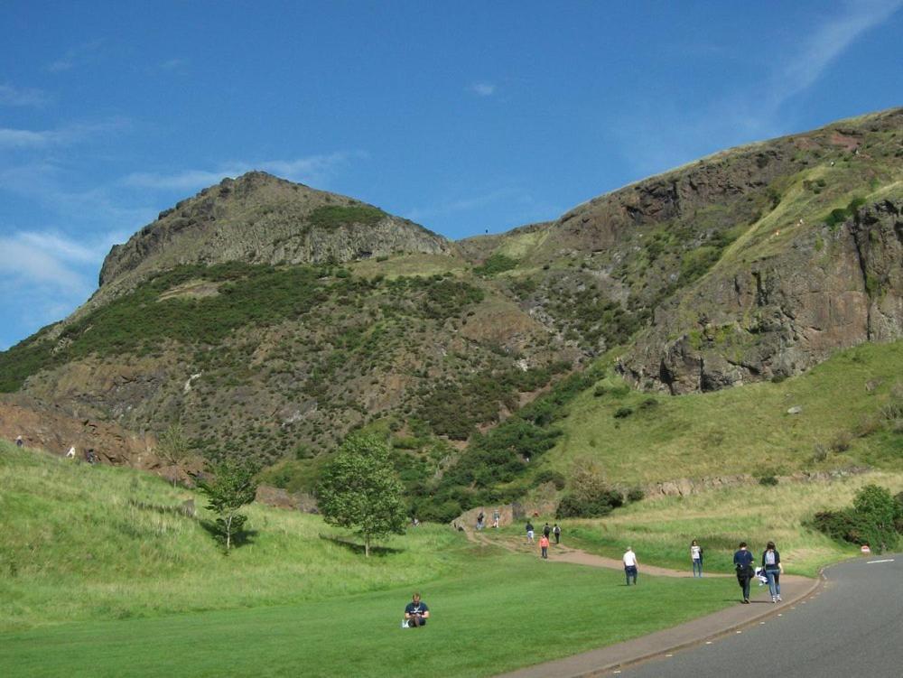 2 Bedrooms Flat Central Edinburgh, Sleeps 6, In The Shadow Of Holyrood Park And Arthur'S Seat With Free Parking, Two Bed Rooms エクステリア 写真