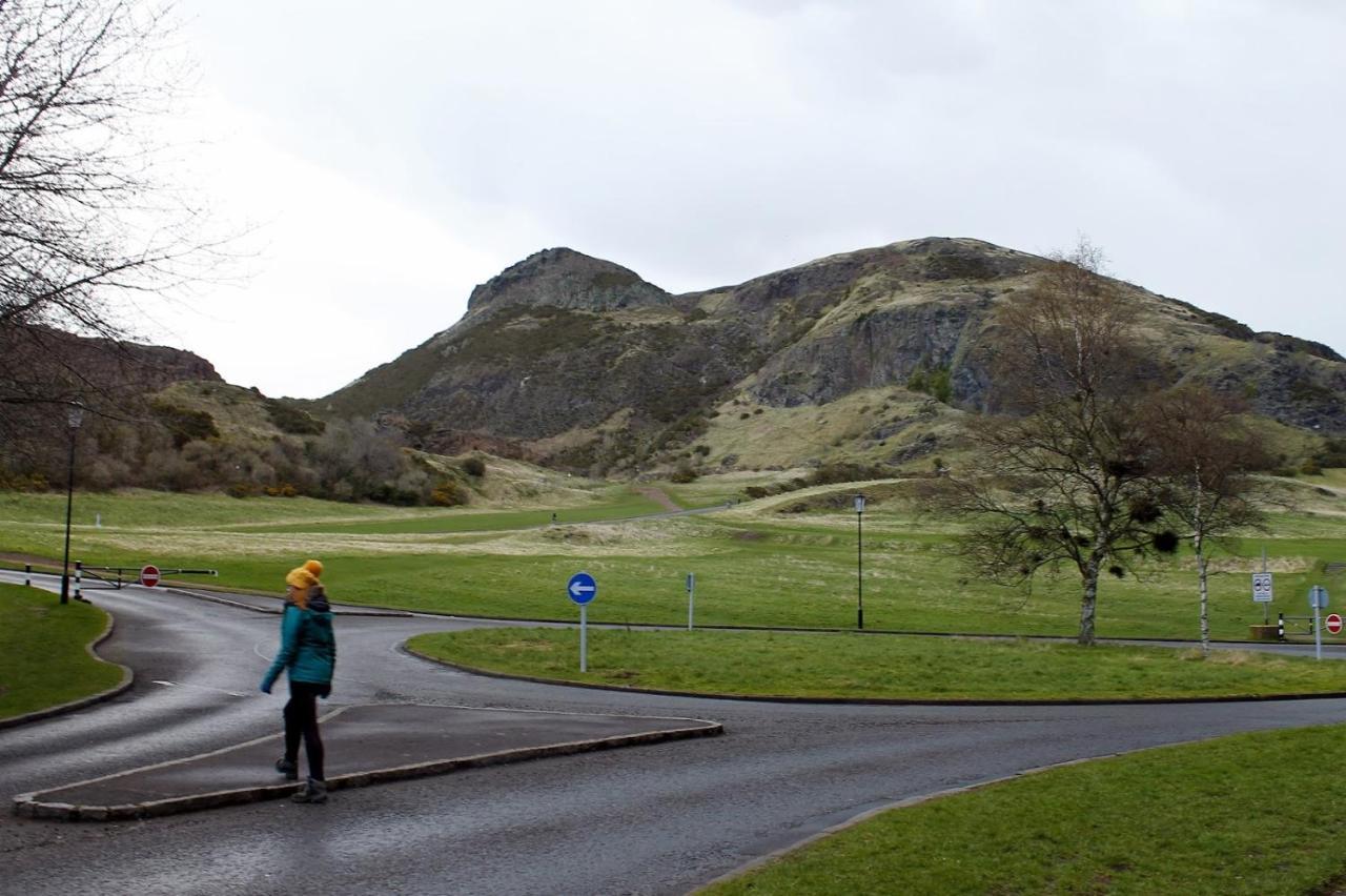 2 Bedrooms Flat Central Edinburgh, Sleeps 6, In The Shadow Of Holyrood Park And Arthur'S Seat With Free Parking, Two Bed Rooms エクステリア 写真